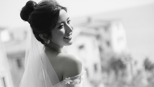 Dân mạng tràn vào chúc phúc khi cô út của 'Thương ngày nắng về' khoe ảnh váy cưới