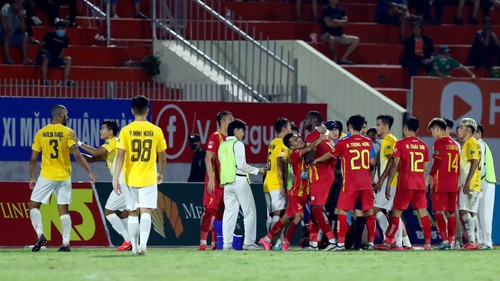 Án phạt nghiêm khắc để ngăn chặn những “cái đầu nóng” tại V League 2023/24