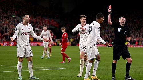 Diogo Dalot nhận 2 thẻ vàng trong vòng 15 giây, CĐV MU nổi giận, chỉ trích trọng tài 'như trò đùa'