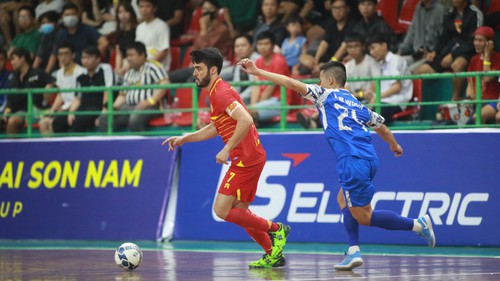 Đội bóng Thái Lan nhọc nhằn nâng Cúp  bóng đá futsal tại TP.HCM