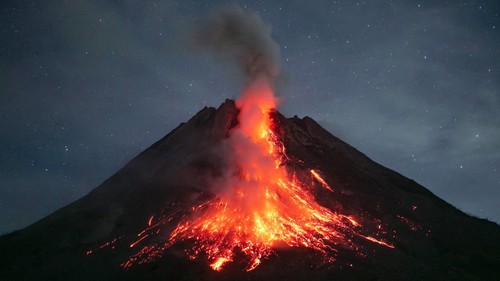 Núi lửa phun trào ở Indonesia: 11 người leo núi thiệt mạng