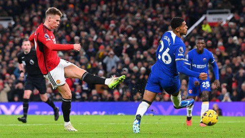 McTominay làm thay phần việc của tiền đạo trước Chelsea, MU chỉ còn kém Man City 3 điểm