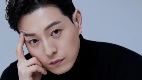 Sao phim 'The Glory' Jung Sung Il thể hiện sự quyến rũ trên Esquire 