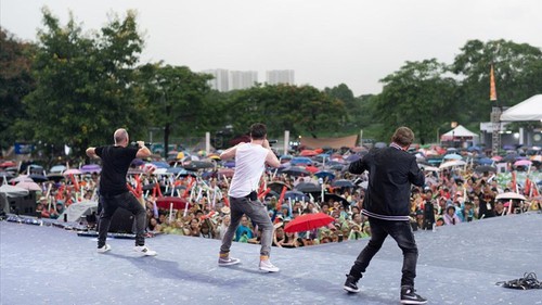 Nhóm nhạc quốc tế ra MV ở Việt Nam: Quảng bá như thật, mang về loạt top 1 mà nghệ sĩ trong nước chưa chắc có!