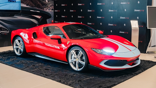 Tôi dự ra mắt kín Ferrari 296 GTS tại VN và được tiết lộ tiền đặt cọc 2,5 tỷ đồng, riêng tiền dải sơn trang trí đã đủ mua Santa Fe