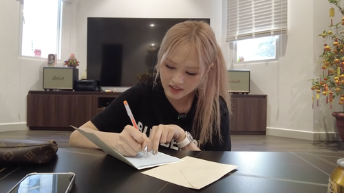 Khoe tặng Xemesis “quà khủng” - thứ xin mua 3 tháng mà chưa cho nhưng nhan sắc Xoài Non lại giật hết spotlight