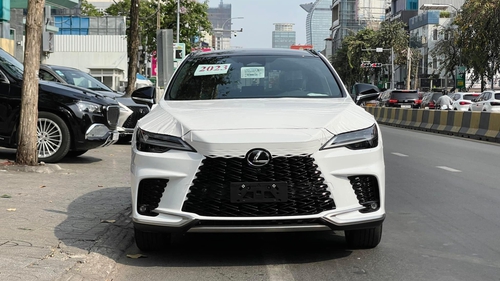 Lexus RX 2023 hot trước giờ G tại Việt Nam: Đại lý chính hãng báo ra mắt ngày mai, showroom ngoài cũng cạnh tranh chào bán