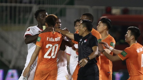 Cầu thủ CAHN và HAGL xô xát sau tình huống vào bóng bằng hai chân của Văn Đức