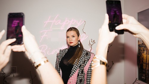 Bên trong tiệc sinh nhật tuổi 32 của “tiểu thư lừa đảo” Anna Sorokin sau khi ra tù: Xa hoa lộng lẫy chuẩn thượng lưu xịn