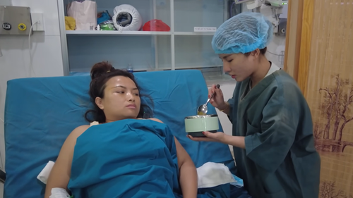 Thị phi bủa vây Bà Nhân Vlog khi Quỳnh Trần JP dao kéo: Từ tin đồn xui nhau phẫu thuật đến nhận tiền mới chăm sóc bạn