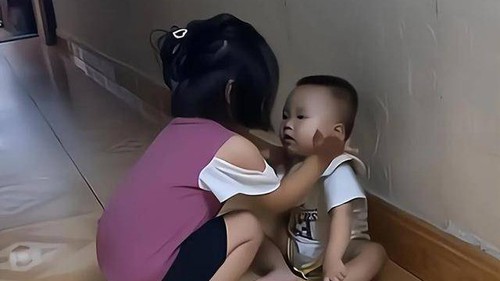 Trong lúc bố mẹ đi vắng, hàng xóm chụp lại cảnh tượng bàng hoàng của 2 đứa trẻ trong nhà: Không dạy con kỹ thì hậu quả là đây! 