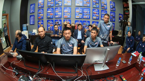 Trọng tài Việt Nam nói gì sau khi làm quen với VAR?