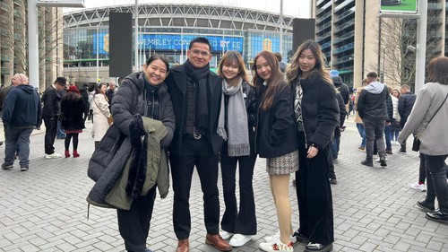 HLV Kiatisuk và nhà tài trợ gây tranh cãi V-League dự khán trận MU vs Newcastle