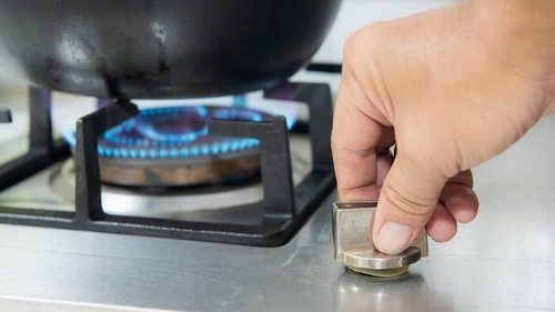 Bật bếp gas mãi không thấy lên, ngoài dung tích bình gas hãy kiểm tra ngay bộ phận này