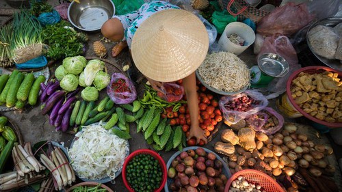 Nhộn nhịp thị trường thực phẩm ngày Rằm tháng Giêng: Nhu cầu mua sắm tăng cao, giá vẫn bình ổn