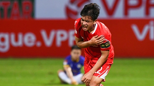 Danh Trung ăn mừng 'đau đớn' sau khi ghi bàn thắng quý như vàng cho Viettel FC