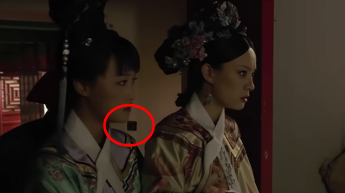 Chỉ có kính hiển vi mới soi nổi loạt 'sạn' Chân Hoàn truyện này: Từ điện thoại đến ổ điện rồi nhân viên đoàn phim, bạn thấy hết chưa?