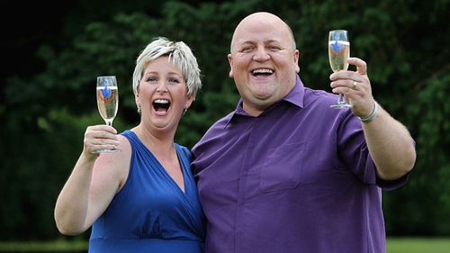 Cặp đôi trúng số gần 4,2 nghìn tỷ đồng nhưng ly hôn sau hơn 1 năm, bị gia đình và bạn bè “cạch mặt”