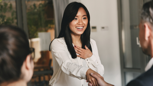 Câu hỏi phỏng vấn: "Nếu bị đồng nghiệp nói xấu, bạn sẽ làm gì?", cô gái có câu trả lời khiến ban tuyển dụng ngỡ ngàng 