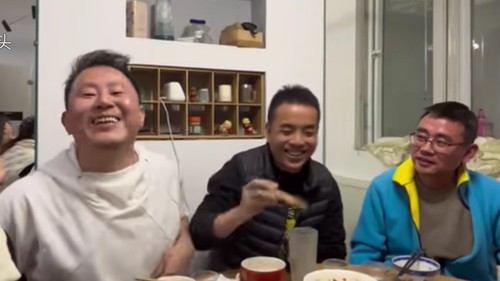 2 triệu netizen Trung Quốc ủng hộ người đàn ông 38 tuổi công khai mình và vợ đều là người đồng tính trong bữa cơm tất niên