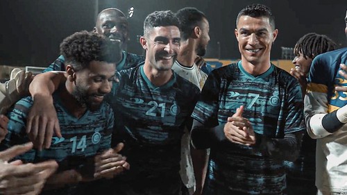 Al Nassr tặng bánh sinh nhật đặc biệt cho Ronaldo ngay trên sân tập