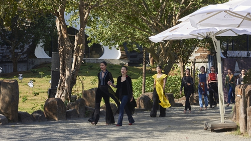 Hương Ly trình diễn áo dài thổ cẩm của La Phạm ở Bảo tàng Thế giới Cà Phê