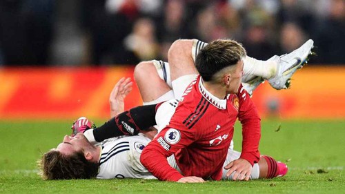 Sao MU nhận 'gạch đá' vì đạp vào mặt đồng nghiệp