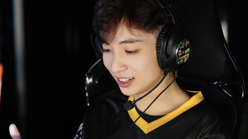 Xuất hiện game thủ điển trai chiếm trọn spotlight giải đấu, bị dìm vẫn khiến chị em mê mẩn 