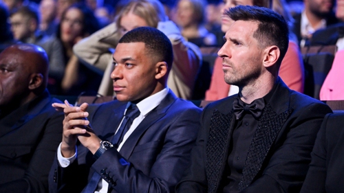 Chưa quên chuyện cũ, Mbappe mặt 'lạnh như tiền' khi nhìn Martinez nhận giải ở The Best