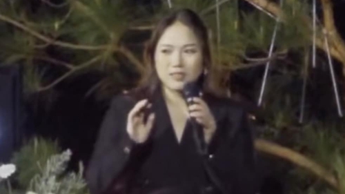 Đang biểu diễn thì nghe tiếng em bé khóc, Thuỳ Chi dỗ fan nhí bằng bài hát Baby Shark 