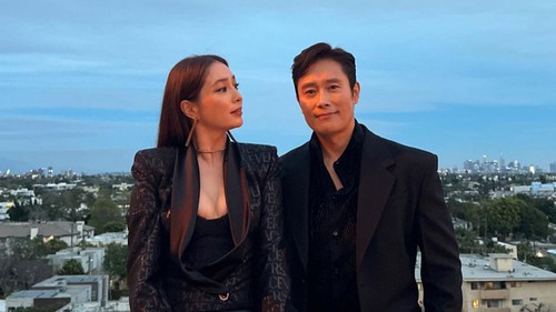 Vợ chồng Lee Byung Hun khoe tình cảm mặn nồng, nhưng tâm điểm lại dồn vào chi tiết o ép vòng 1 quá đà của bà xã 