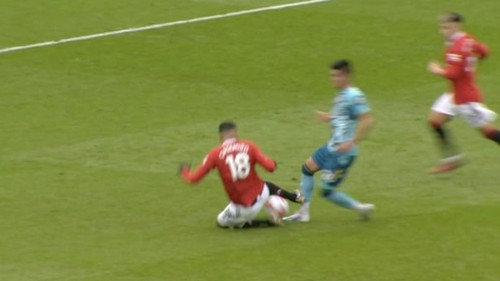 VAR vào cuộc, Casemiro nhận thẻ đỏ tranh cãi, bị treo giò 4 trận