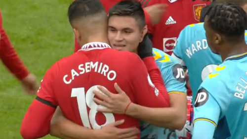 Casemiro được chính nạn nhân… an ủi sau pha phạm lỗi dẫn đến thẻ đỏ