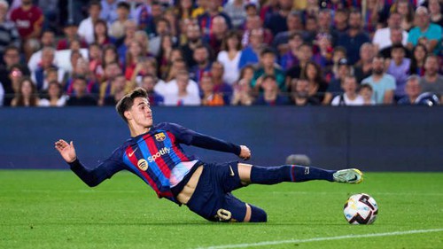 Trò cưng của Xavi chưa thể kí hợp đồng mới, không được mặc áo số 6 ở Barca vì lí do khó tin