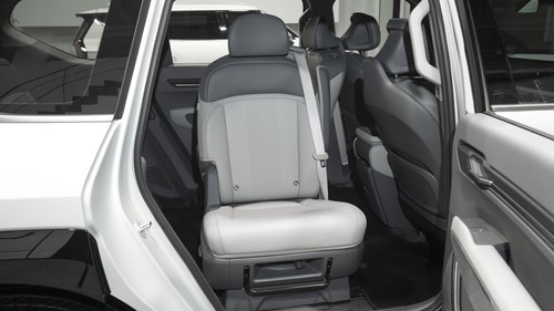 Thử ghế xoay 180 độ trên Kia EV9 để giải đáp: Chật không? Tiện không? Ngồi được những kiểu nào?