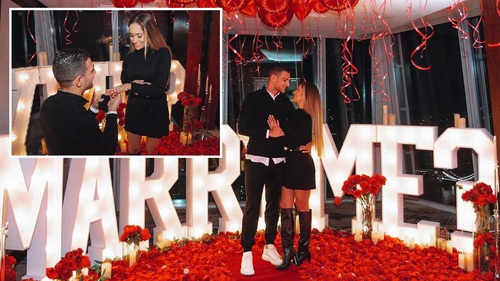 Sao Man United 'vỡ òa' sau khi cầu hôn bạn gái trong khung cảnh lãng mạn với hoa hồng và bóng bay