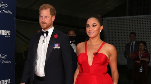 Bất chấp nỗ lực dấn thân vào Hollywood, vợ chồng Harry - Meghan vẫn tiếc hùi hụi vì bị sự kiện thảm đỏ danh giá nhất thế giới thẳng tay hắt hủi?