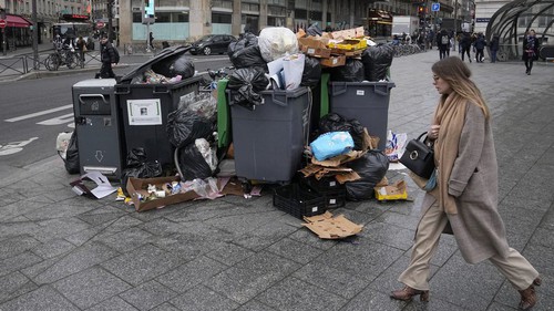 Sốc với loạt ảnh tại "kinh đô ánh sáng" Paris: 10.000 tấn rác chồng chất như núi, vẻ hoa lệ ngày nào bị xóa nhòa bởi mùi hôi thối 