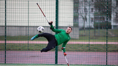 Chủ nhân Giải thưởng Puskas đã chinh phục thế giới bằng đôi nạng