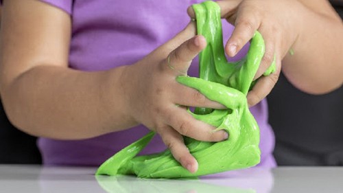 Cảnh báo đồ chơi 'chất dẻo ma quái' slime chứa nhiều chất độc, gây đau đầu, hôn mê ở trẻ em 