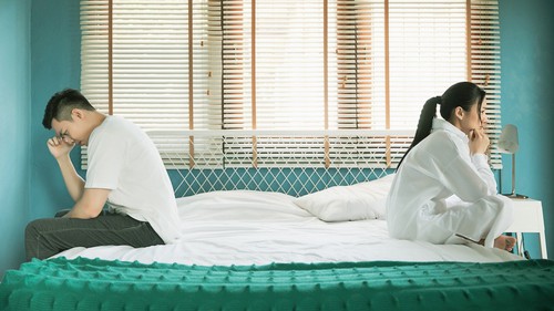 Chồng đòi bán hết vàng cưới để lo liệu cho hôn lễ của em gái nuôi