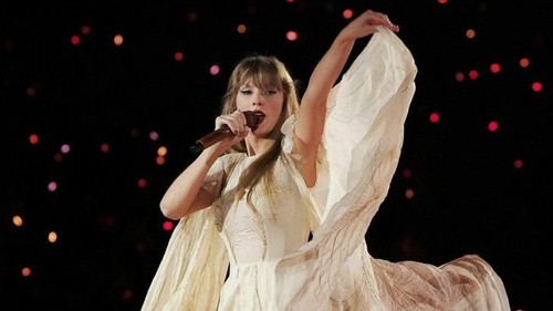 Tình cảnh trái ngược tại concert của Taylor Swift: Người làm đám cưới, kẻ bị cảnh sát còng tay dẫn ra ngoài!