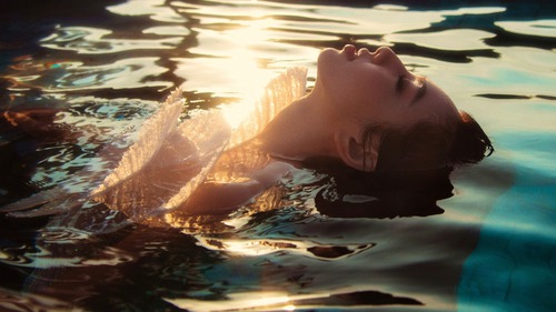 Loạt ảnh hậu trường hài hước của Thùy Tiên, khác hẳn bộ ảnh được công bố