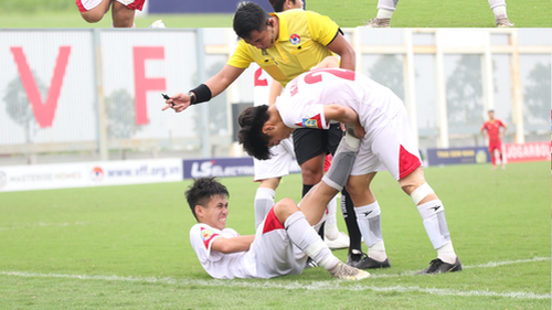 Sao trẻ Viettel ăn mừng bàn thắng như Ronaldo rồi... nằm cáng rời sân