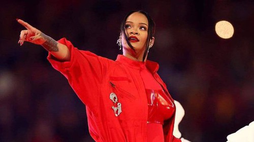 Nhà Rihanna bất ngờ bị cảnh sát bao vây, một người đàn ông bị còng tay khiến công chúng lo lắng