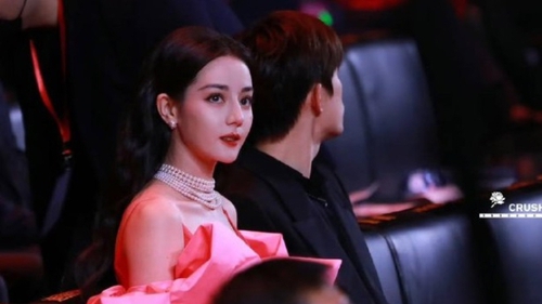 Loạt khoảnh khắc xứng đáng được phong “thần” của Địch Lệ Nhiệt Ba bên mỹ nam kém 8 tuổi