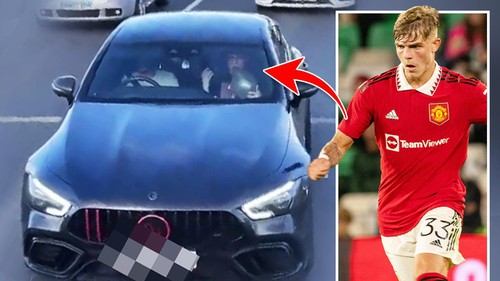 Sao trẻ MU trốn trong ô tô hít khí cười ngay gần sân tập
