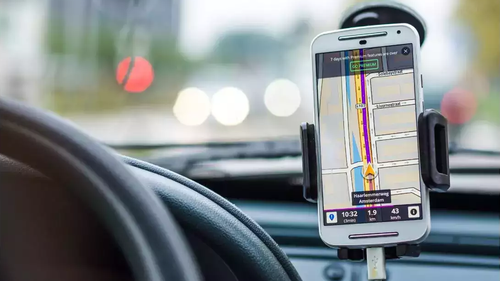 Lắp thiết bị GPS trên xe, chồng bàng hoàng phát hiện bí mật của vợ