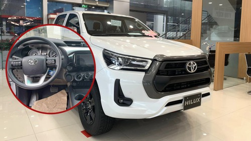 Ảnh thực tế Toyota Hilux 2023 bản duy nhất tại đại lý: Ra biển gần 1 tỷ đồng nhưng nội thất sơ sài, thua Ranger bản rẻ nhất