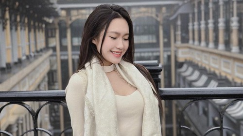 Người yêu Văn Hậu khoe vòng 1 căng tròn ở Sapa